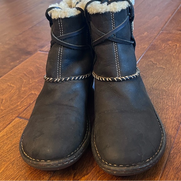 UGG Women’s Cove 5136 Sheepskin Shearling Boots Black Leather US Size 8 Comfort - Picture 2 of 15